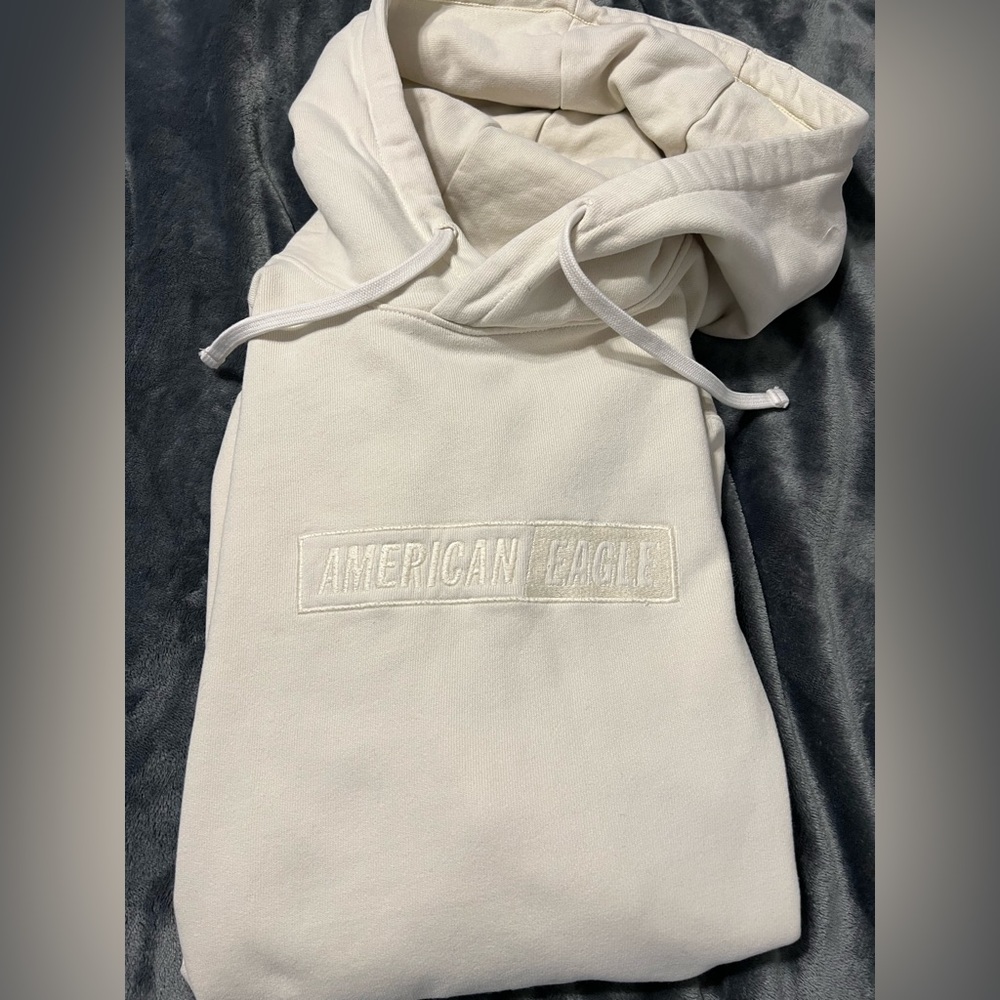Mens American Eagle hoodie. Size medium. Cream color.